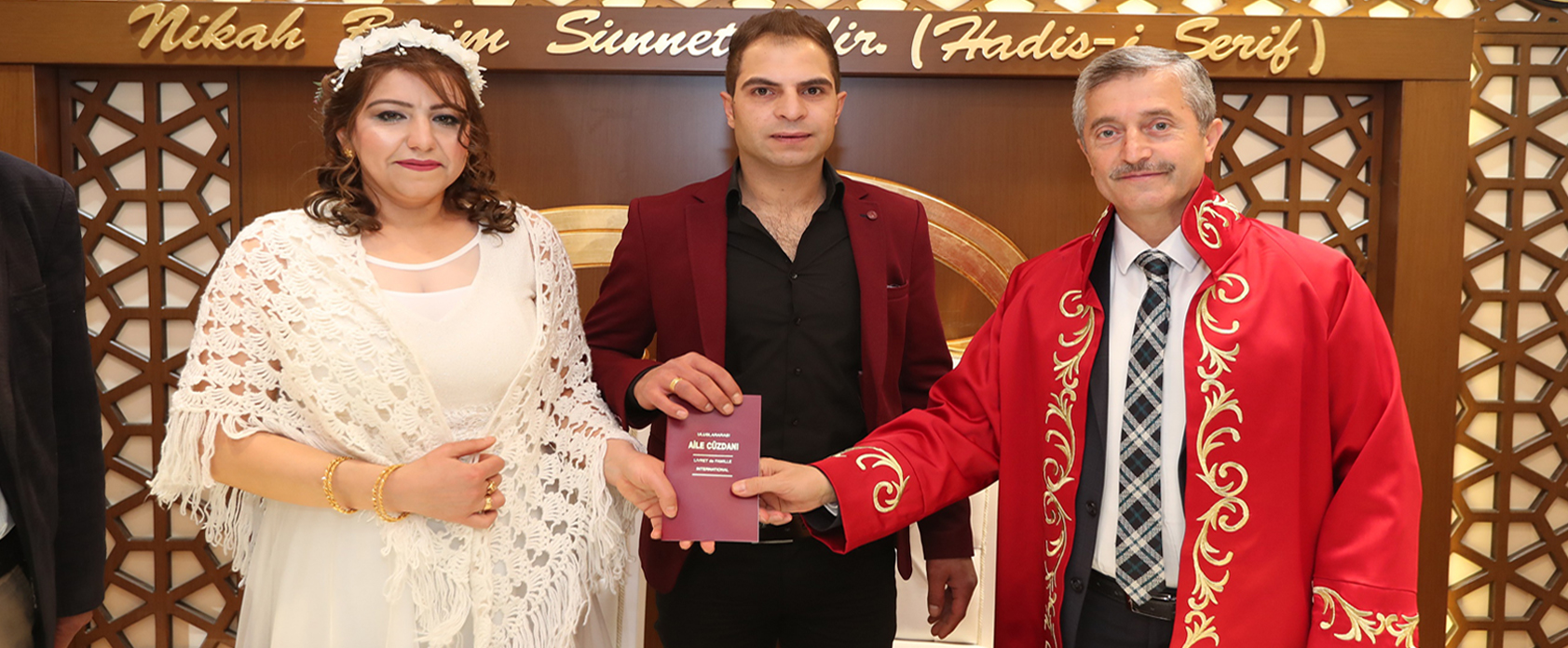 Ba�kan�m�zdan Yeni Evlenecek �iftlere S�rpriz
