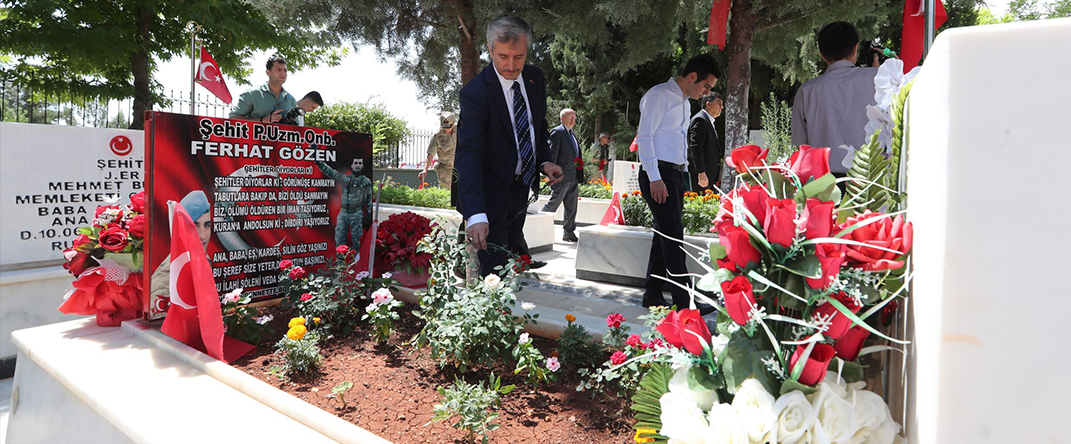 Ba�kan�m�z �ehitlikleri Ziyaret Etti