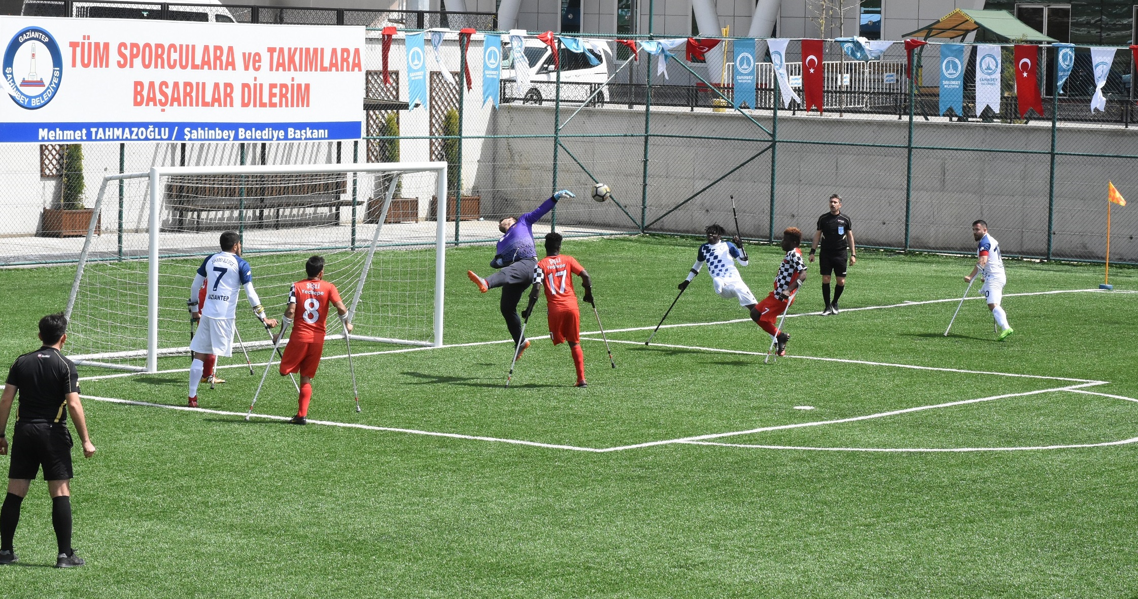 �ahinbey Ampute, ��k���n� S�rd�r�yor 2-0