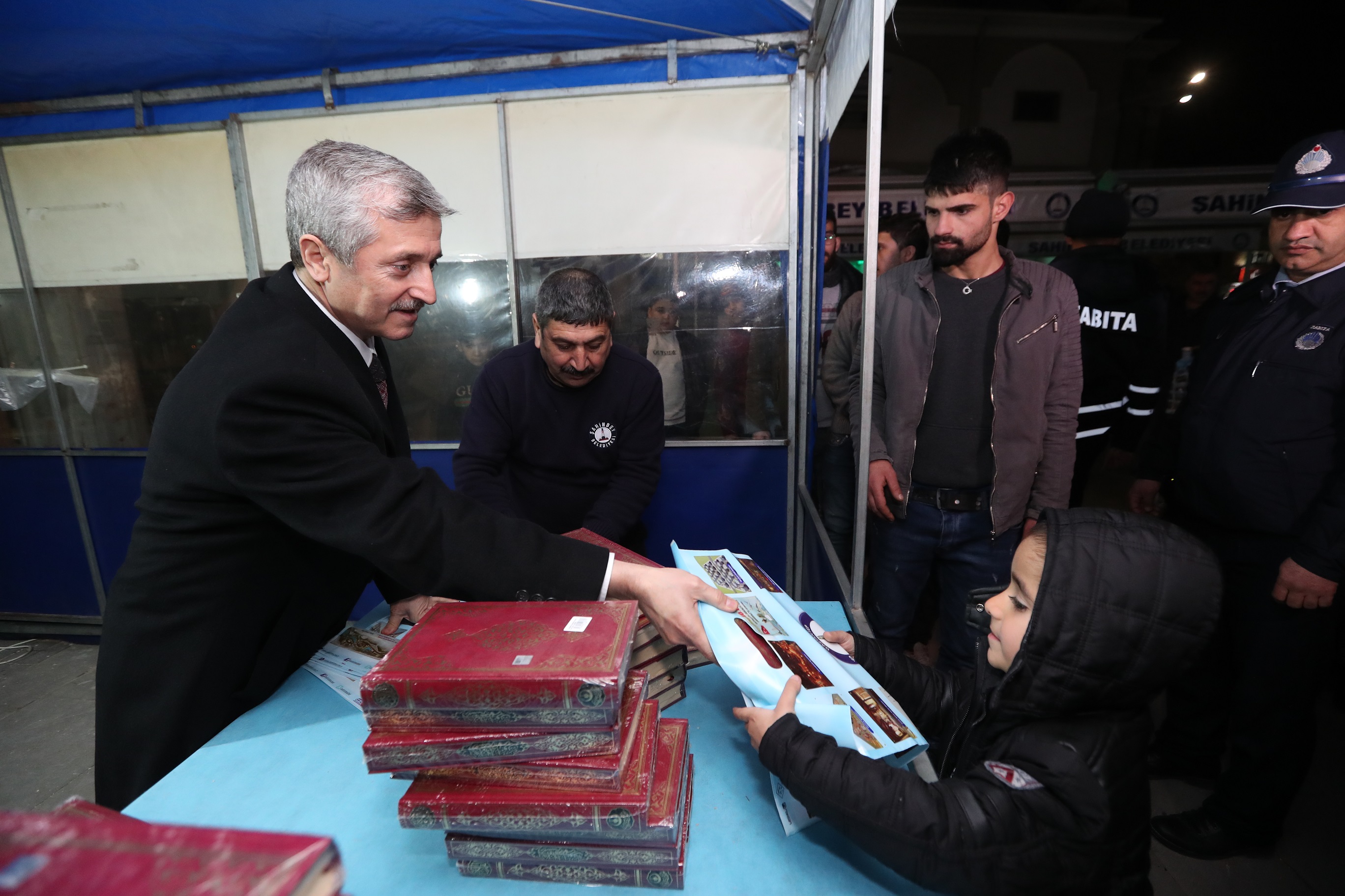 Ba�kan�m�z Regaib Kandili�nde Vatanda�larla Bir Araya Geldi