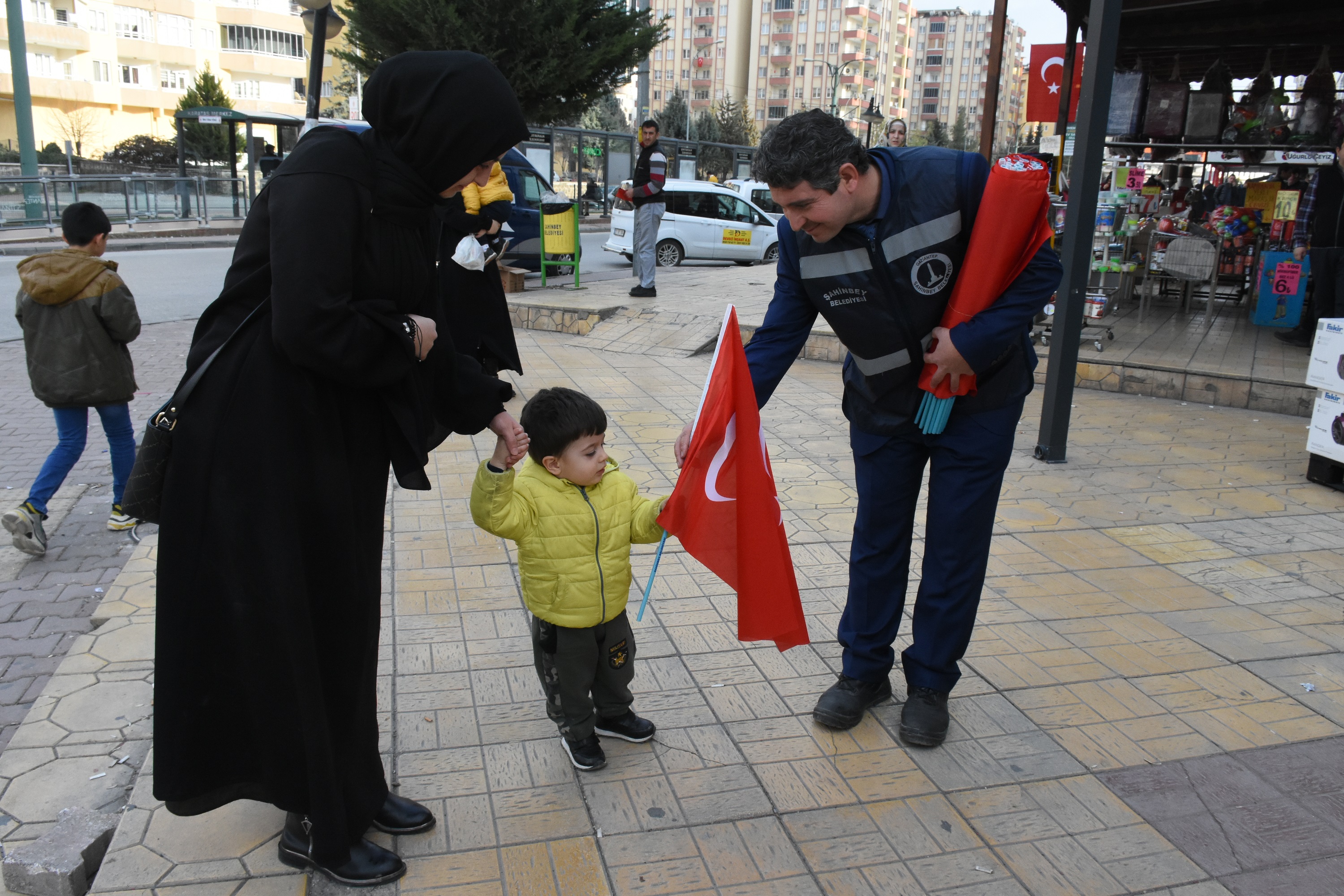 Belediyemiz Her Yeri Bayraklarla Donatt�
