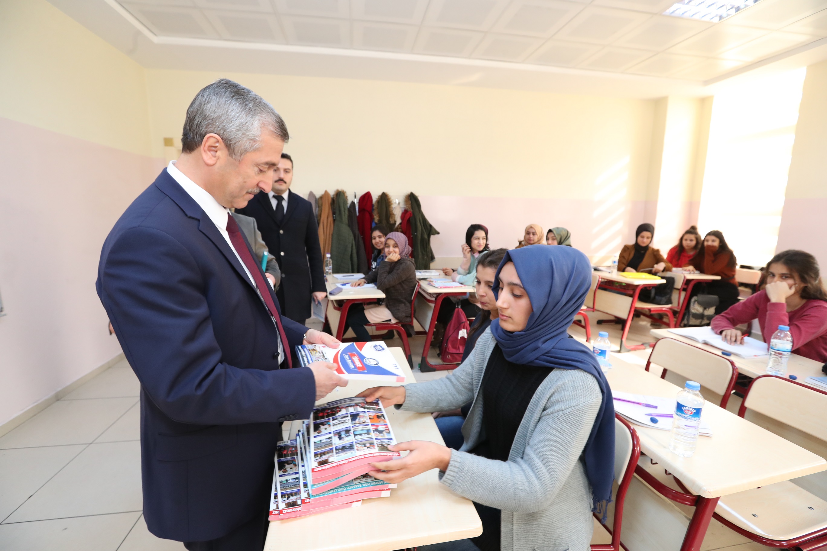 Belediyemizden ��rencilere Kaynak Kitap Deste�i