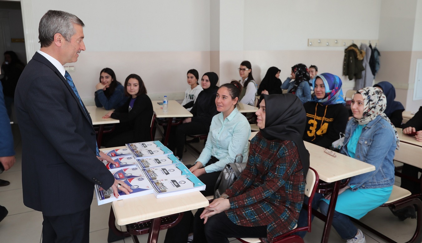 Belediyemizden ��rencilere �cretsiz Kaynak Kitap