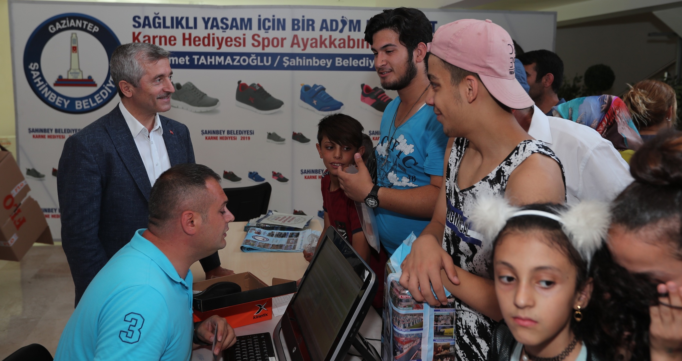�ahinbey�de Spor Ayakkab�s� Da��t�m� S�r�yor