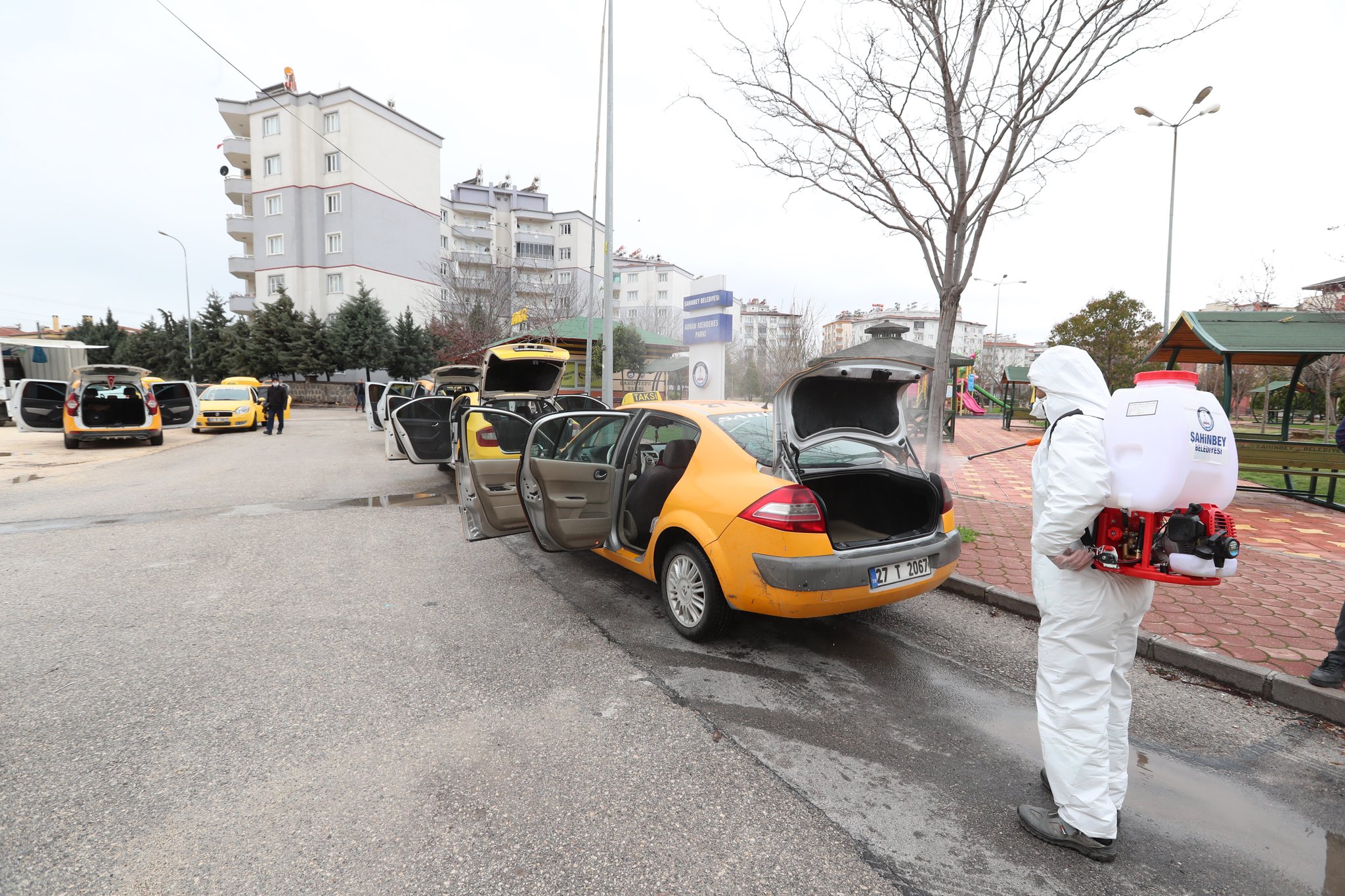 Belediyemiz �l�edeki Taksileri Ve Duraklar� Dezenfekte Etti 