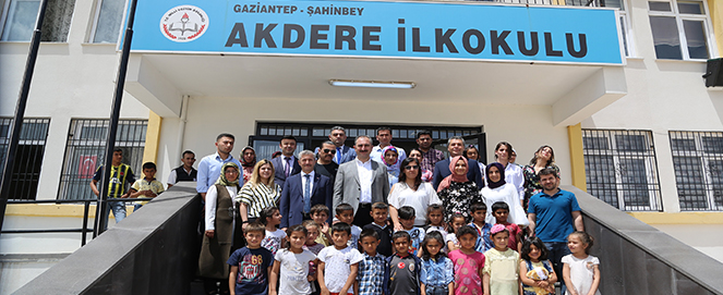 Bakan G�l Ve Ba�kan Tahmazo�lu, Karne G�n�nde ��rencileri Yaln�z B�rakmad�