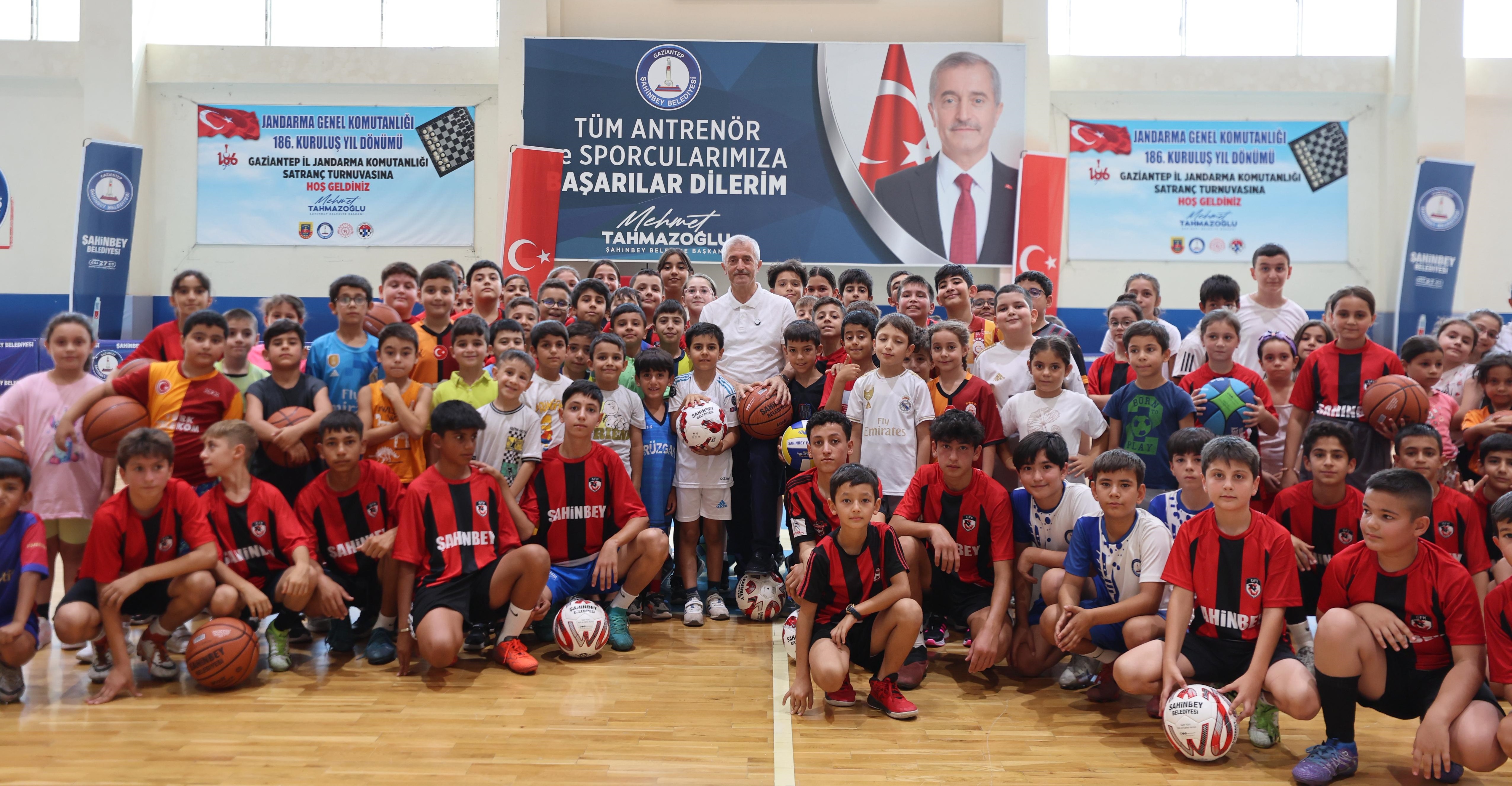 Belediyemizden ��rencilere 160 Bin Adet Basketbol, Voleybol Ve Futbol Topu Hediye