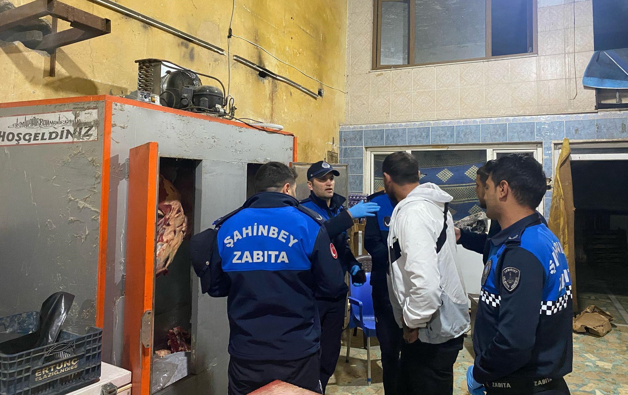 Belediyemiz Zab�ta Ekipler 1.5 Ton Bozuk Et Ele Ge�irdi