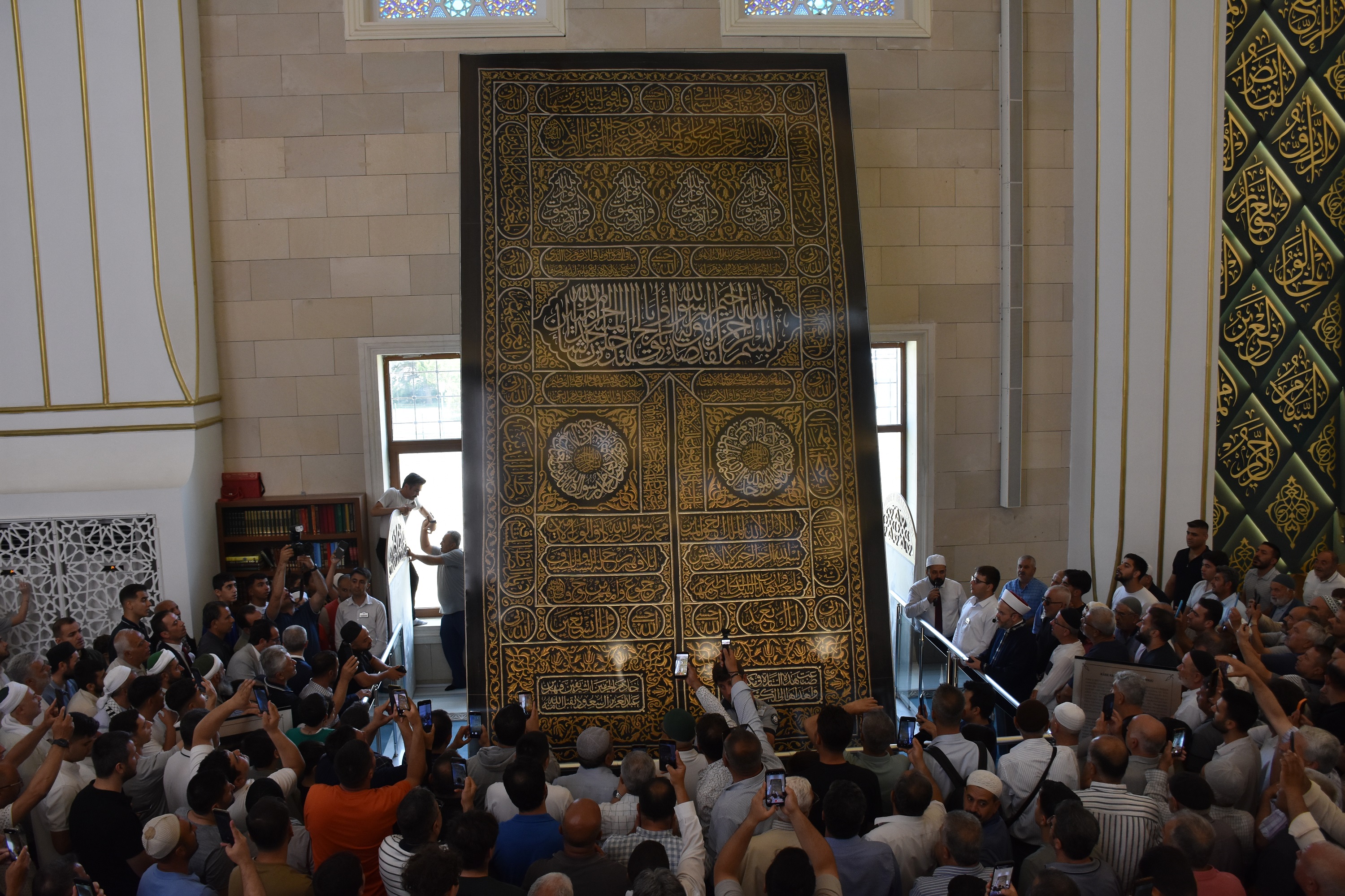 Kabe�nin Kap� �rt�s� Millet Cami Ve K�lliyesi�nde Sergileniyor