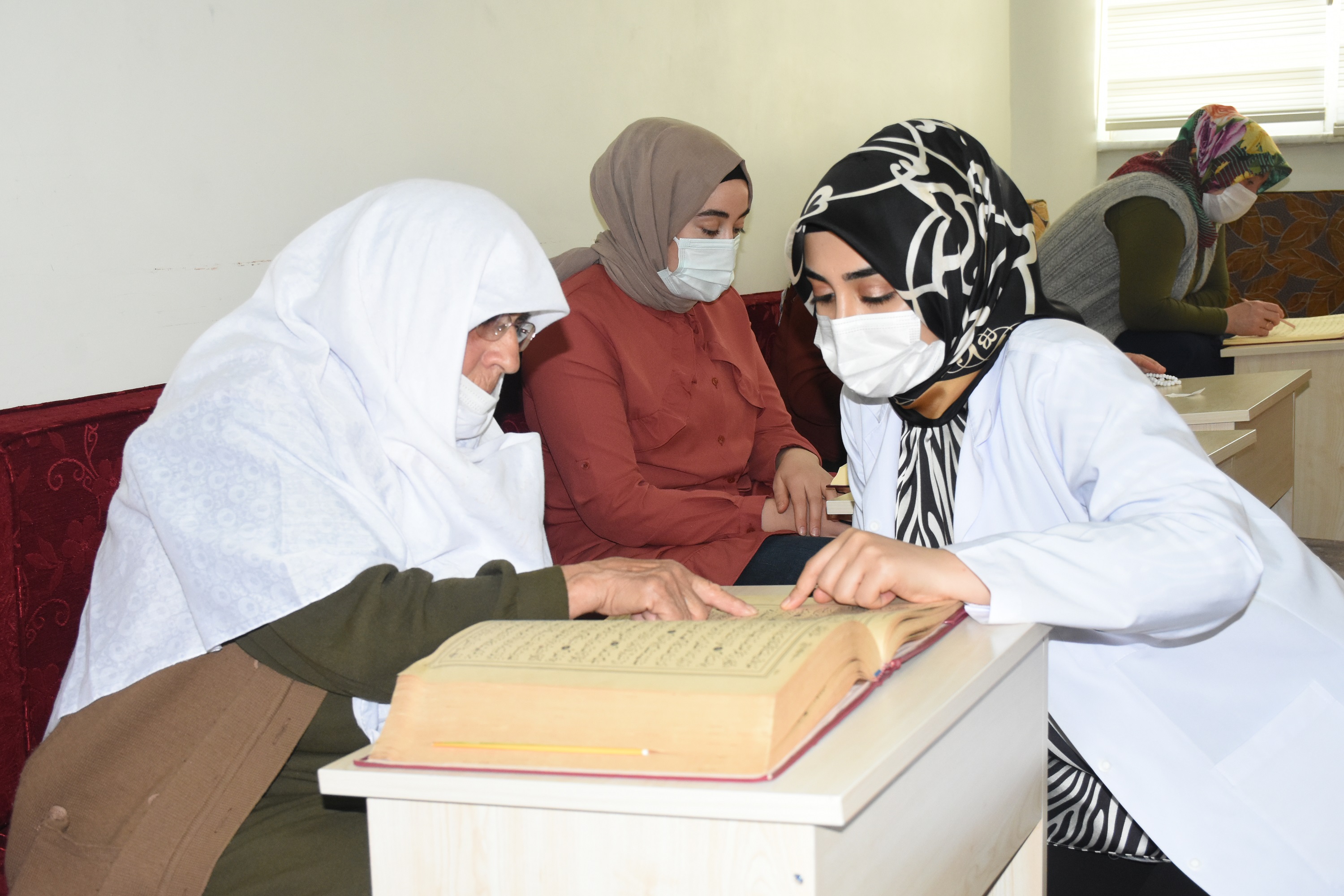 84 Ya��ndaki Hamide Nine Belediyemiz Kurslar�nda Kur�an-I Kerim ��rendi