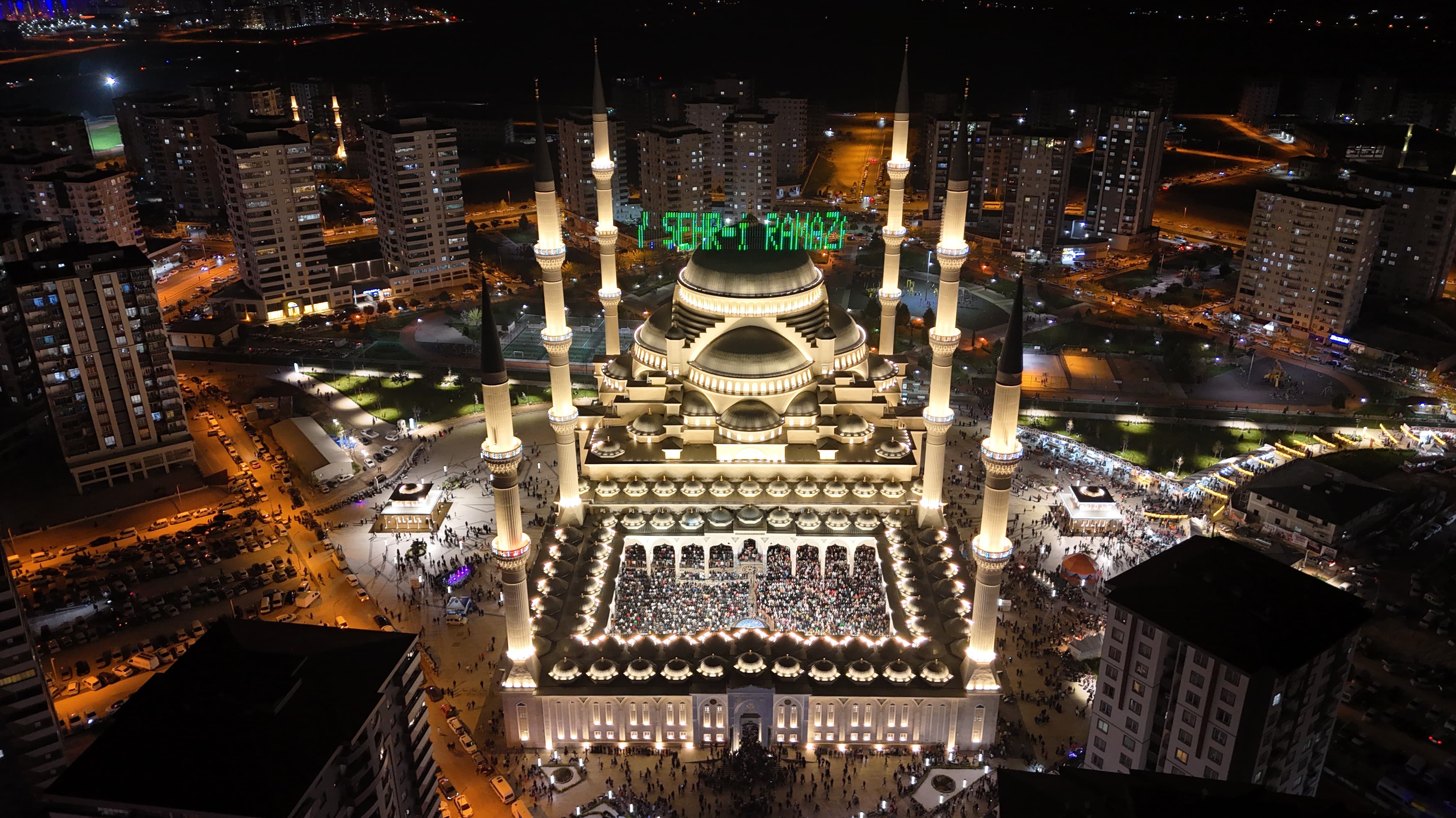 Sakal-� �erif Kadir Gecesinde �ahinbey Millet Camii�nde