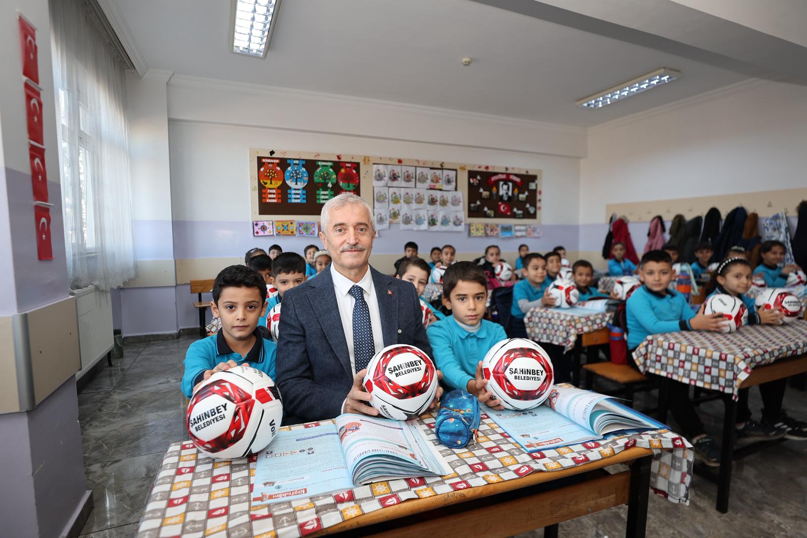 Ba�kan�m�z Okulunu Temiz Tutan �lkokul ��rencilerine Top Hediye Ediyor