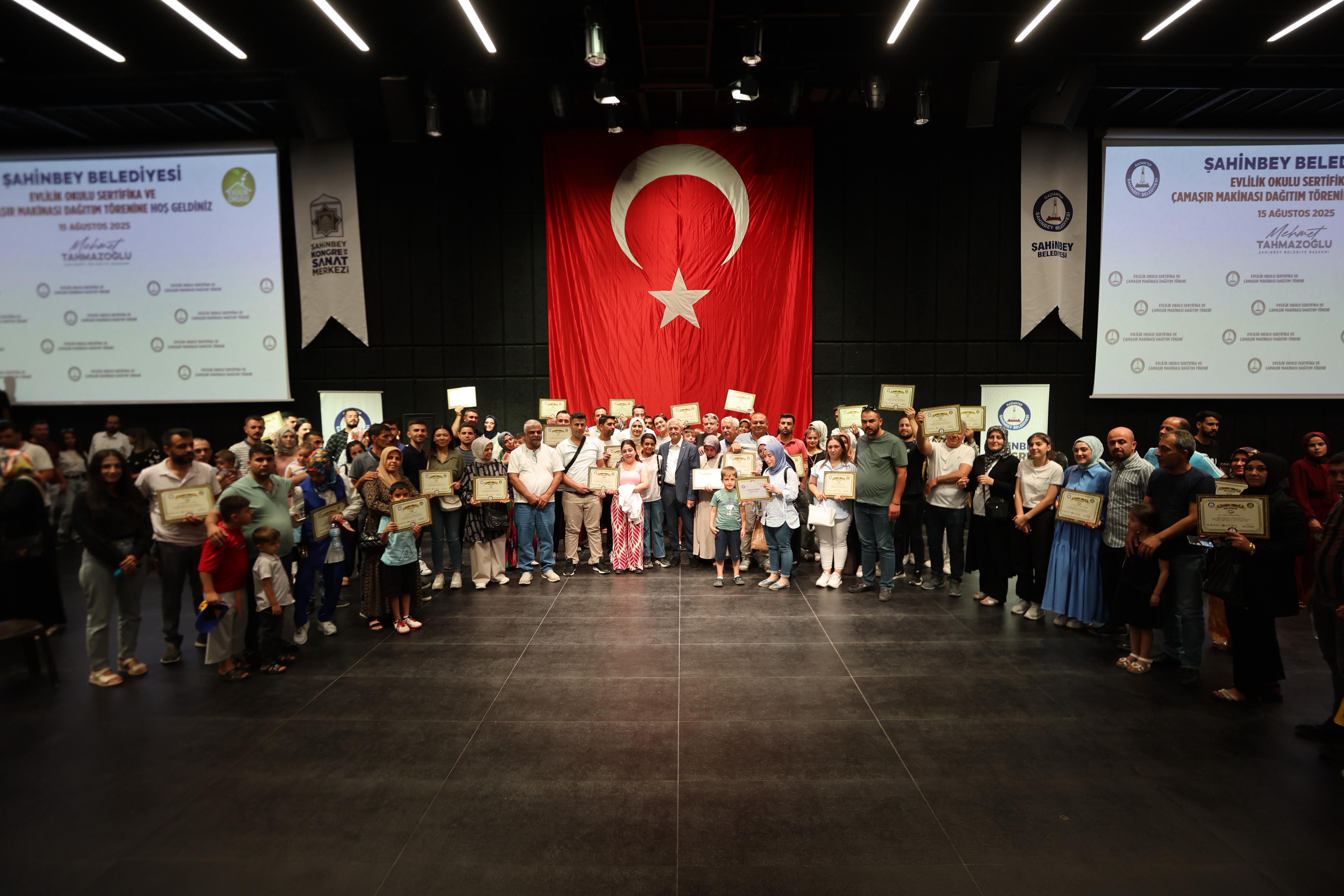 Evlilik Okulunu Tamamlayan 481 �ift Sertifikalar�n� Ald�