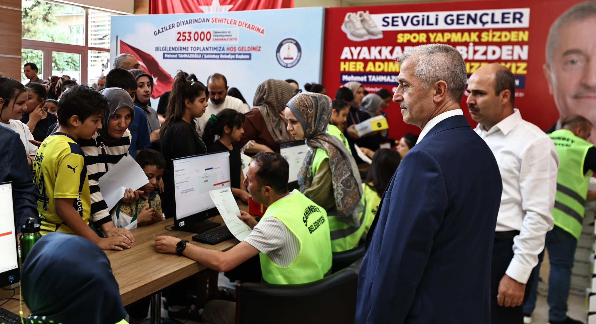 Belediyemizden ��rencilere Karne Hediyesi