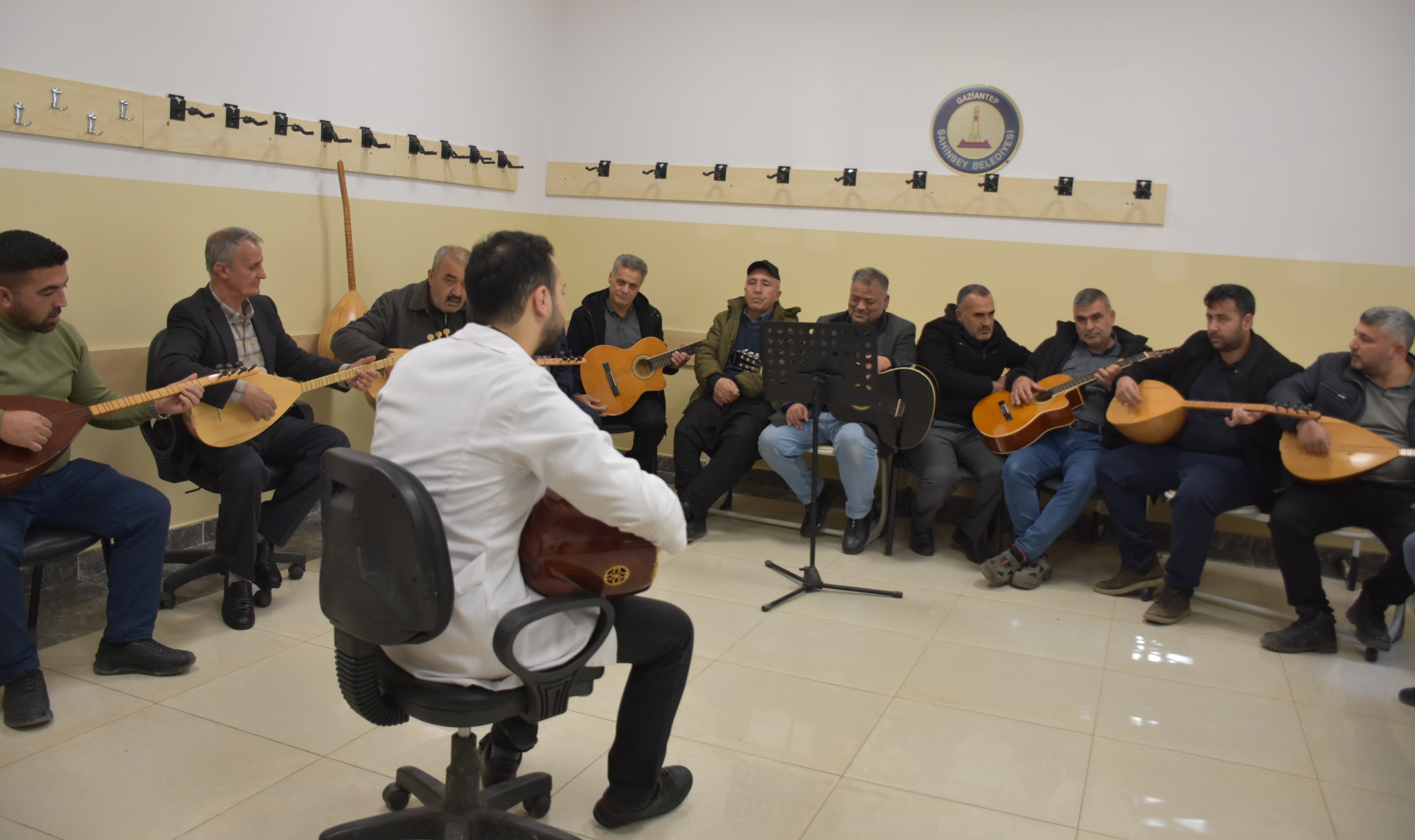�ahinbeyli �ift�iler M�zik Kursunda Gitar ve Ba�lama ��reniyor
