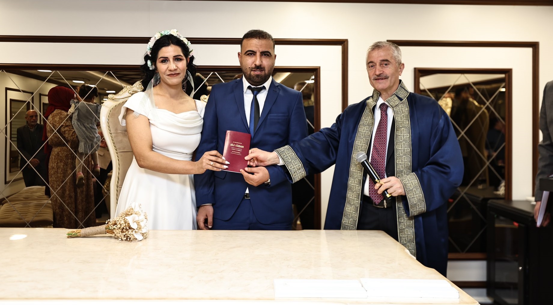 Ba�kan�m�zdan Yeni Evlenecek �iftlere S�rpriz