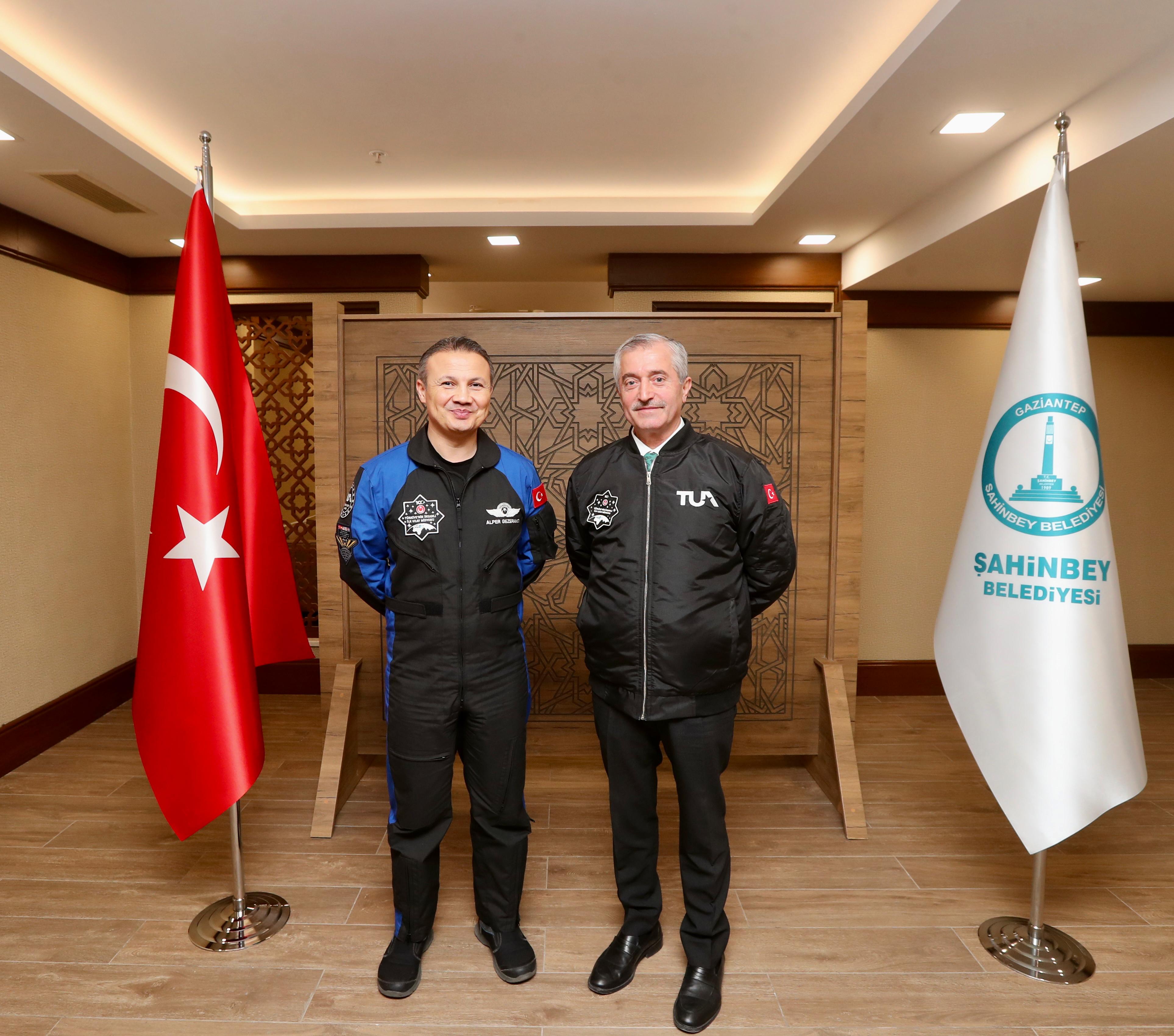 Belediyemiz Alper Gezeravc��y� Gaziantepli ��rencilerle Bulu�turdu
