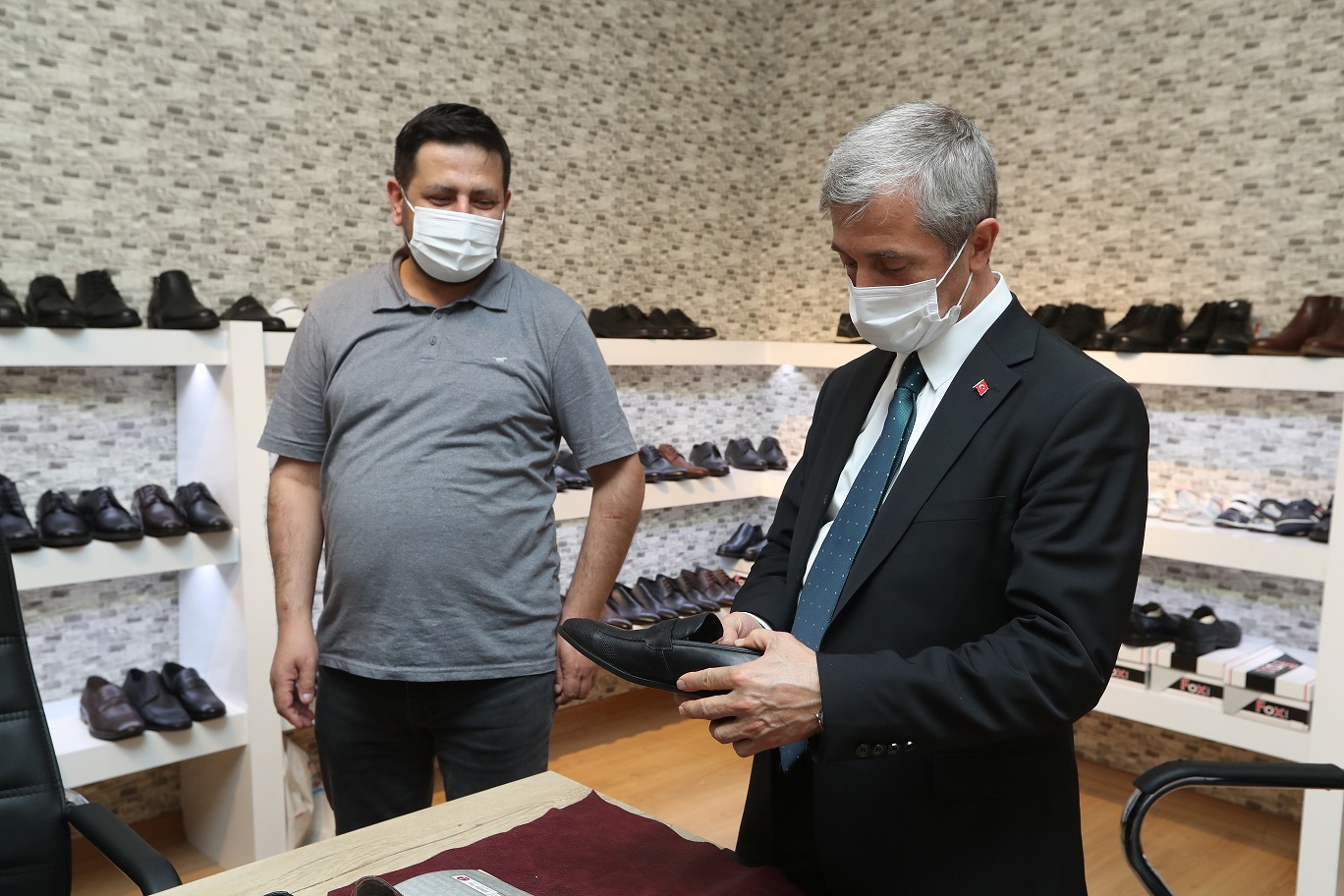 Ba�kan Tahmazo�lu�ndan Ayakkab�c� Esnaf�na Destek