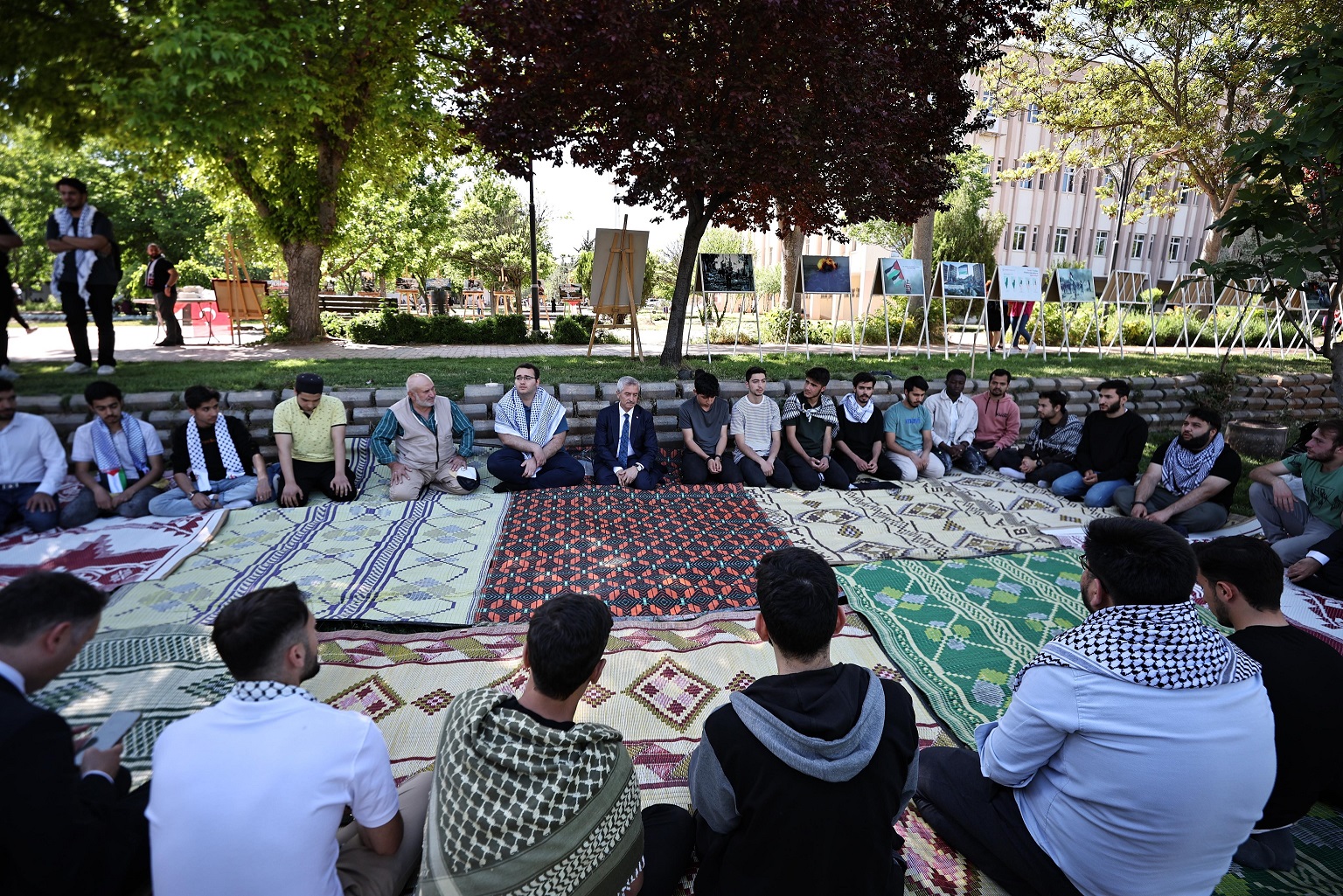 Ba�kan�m�z �srail�i Protesto Eden �niversite ��rencilerine Destek Verdi