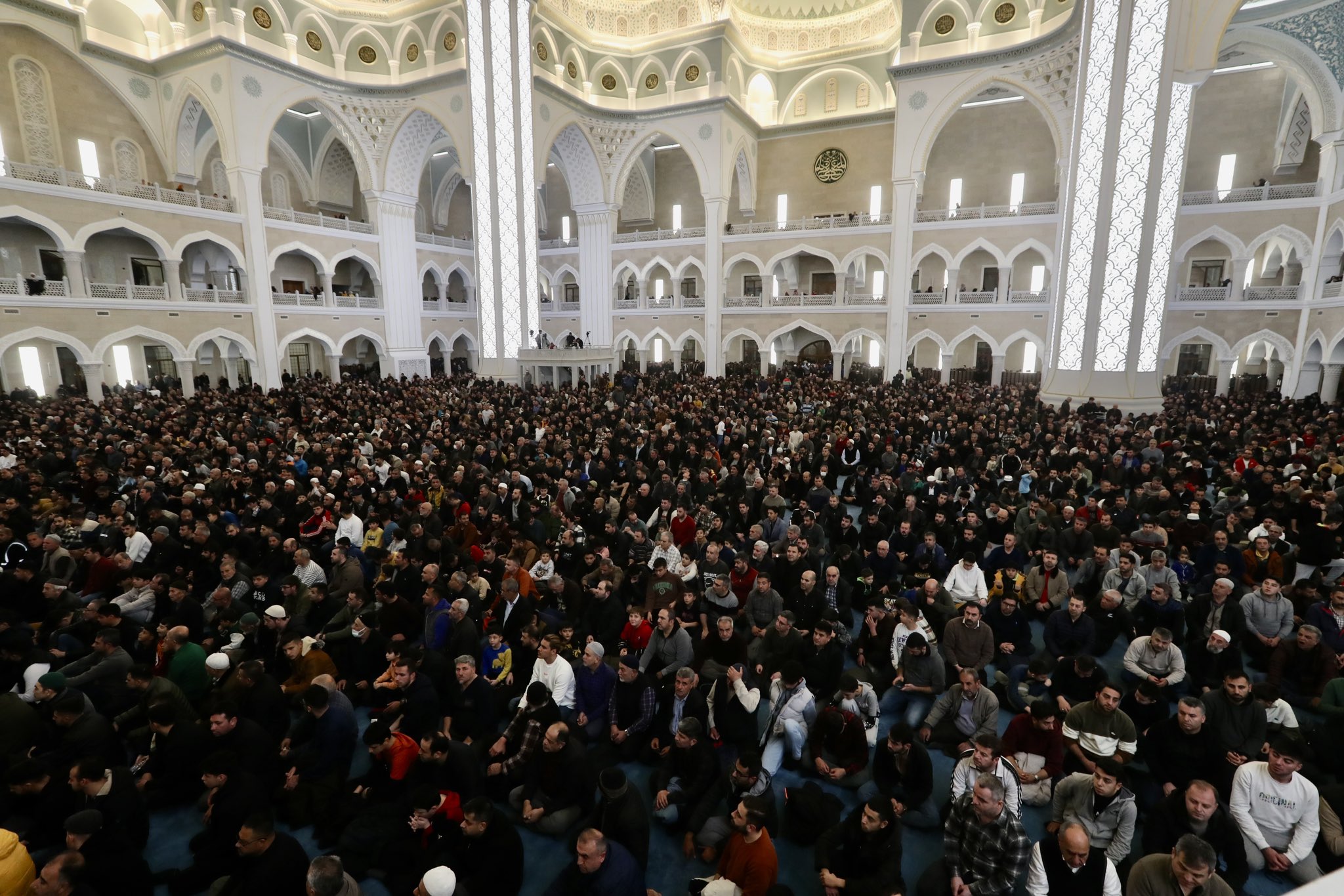 Berat Gecesi�nde �ahinbey Millet Camii Doldu Ta�t�