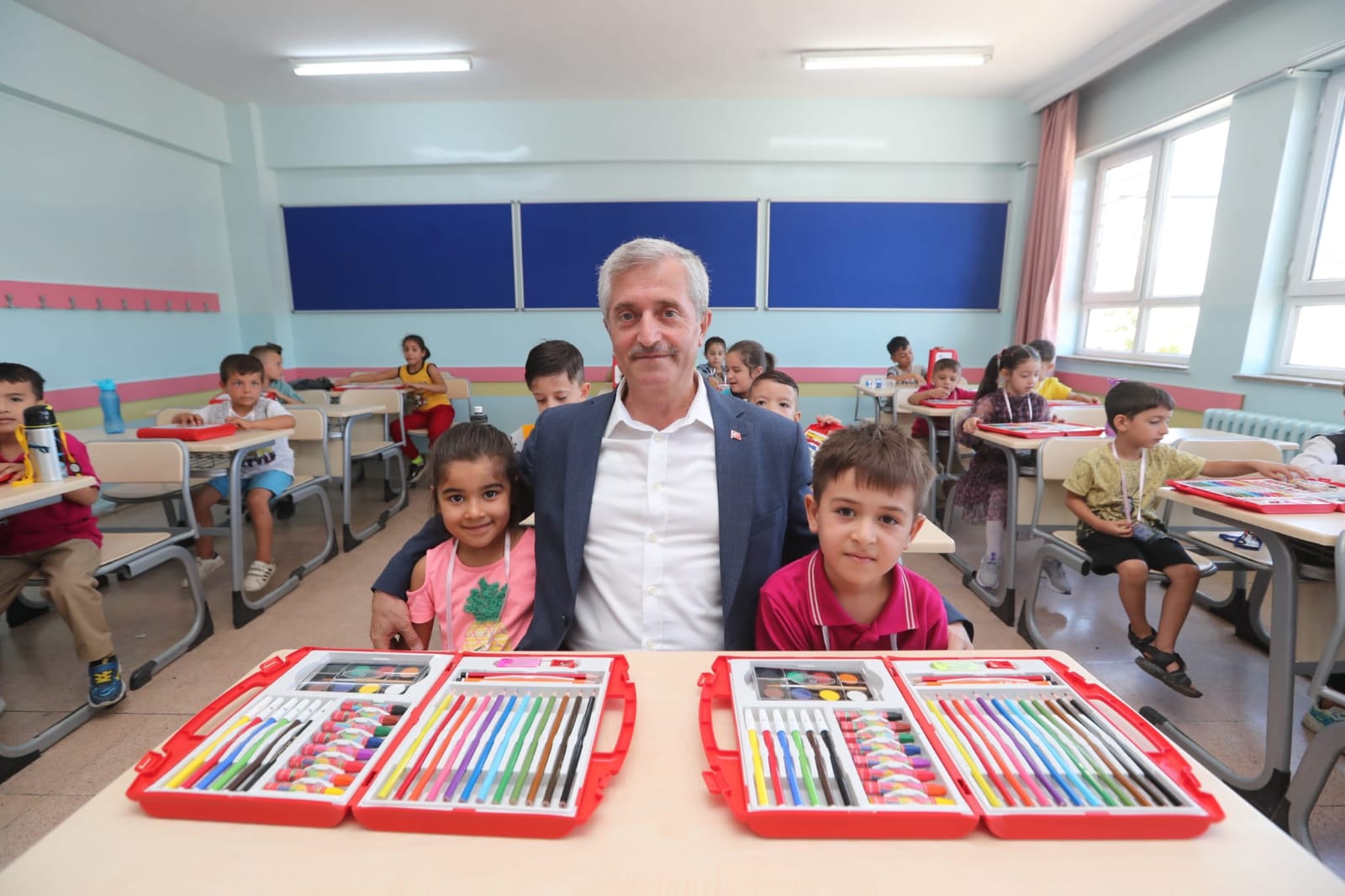 Ba�kan�m�zdan ��rencilere Y�zbinlerce Boyama Ve E�itim Seti
