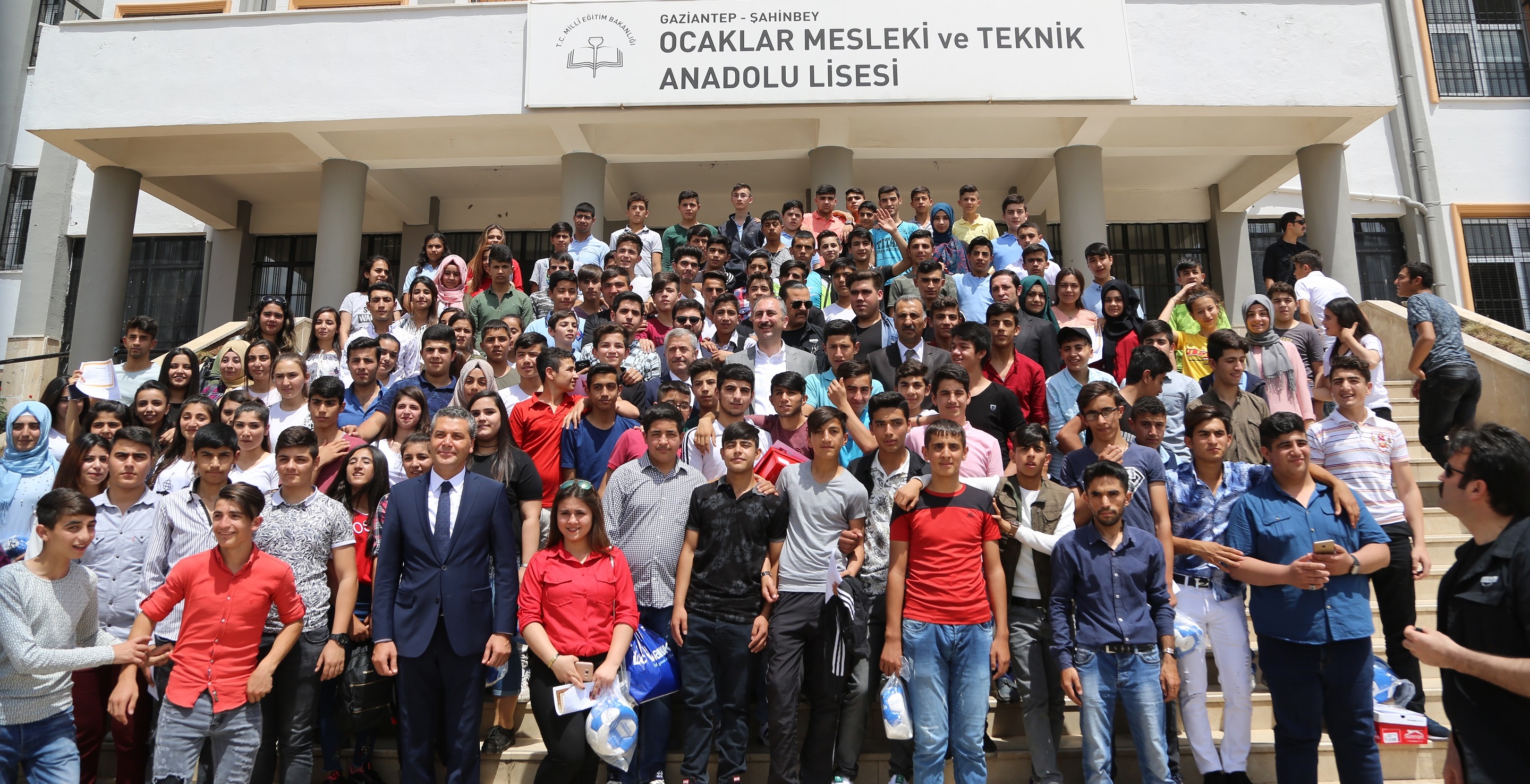 Bakan G�l ve Ba�kan�m�z, Karne G�n�nde ��rencileri Yaln�z B�rakmad�