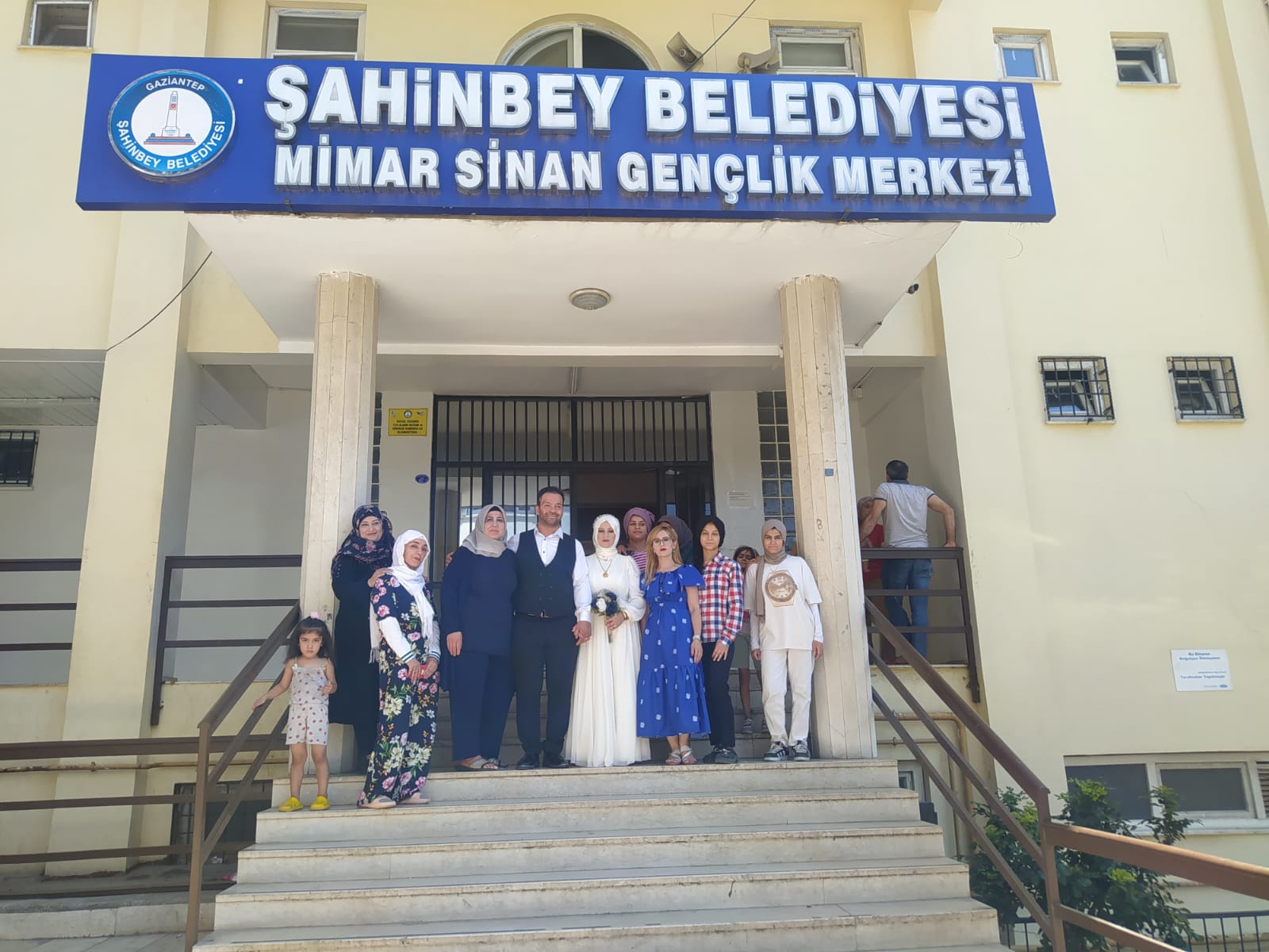 Gelin Adaylar� Belediyemiz Mimar Sinan Sosyal Tesisi�nde Sa�lar�n� Yapt�r�yor 