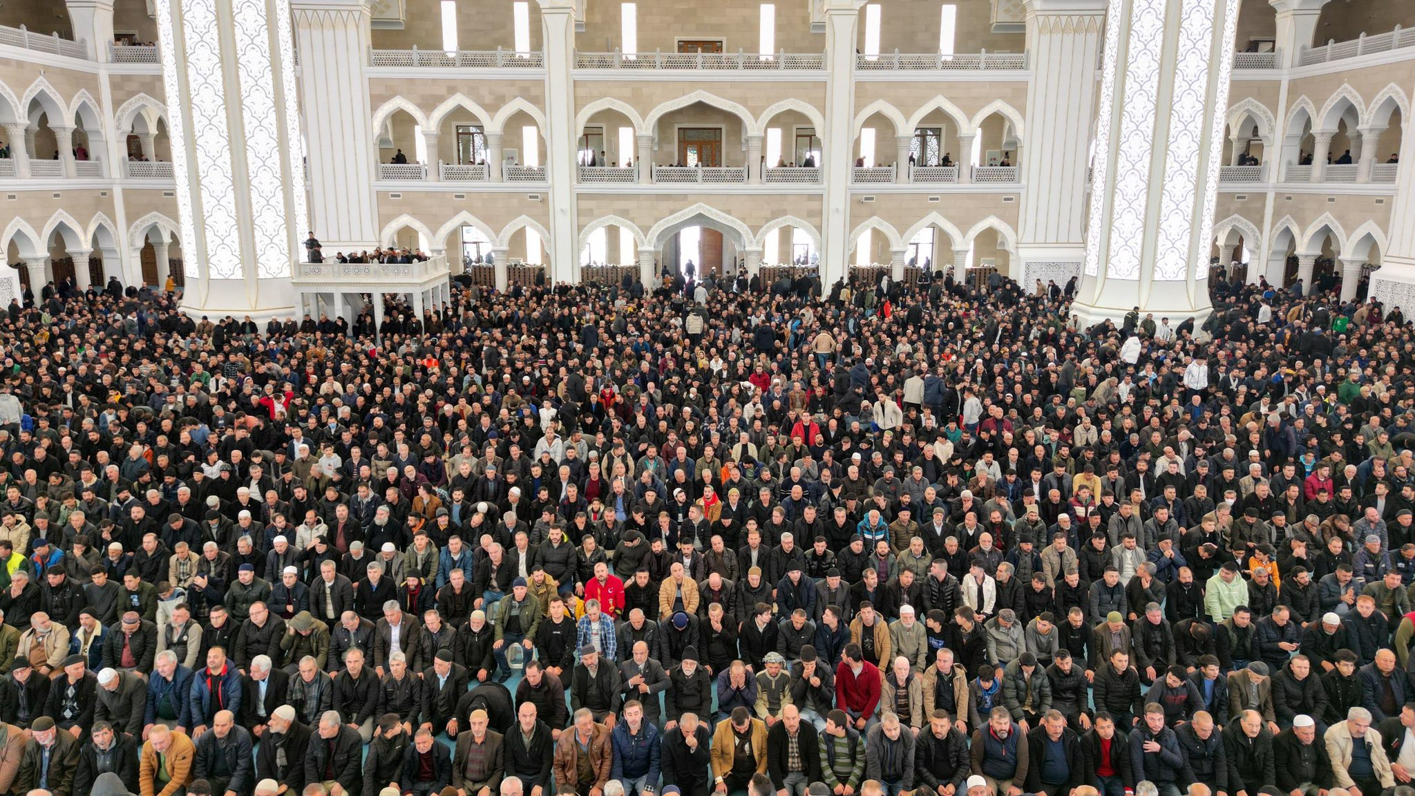�ahinbey Millet Camii �lk Cuma Namaz�nda Doldu Ta�t�