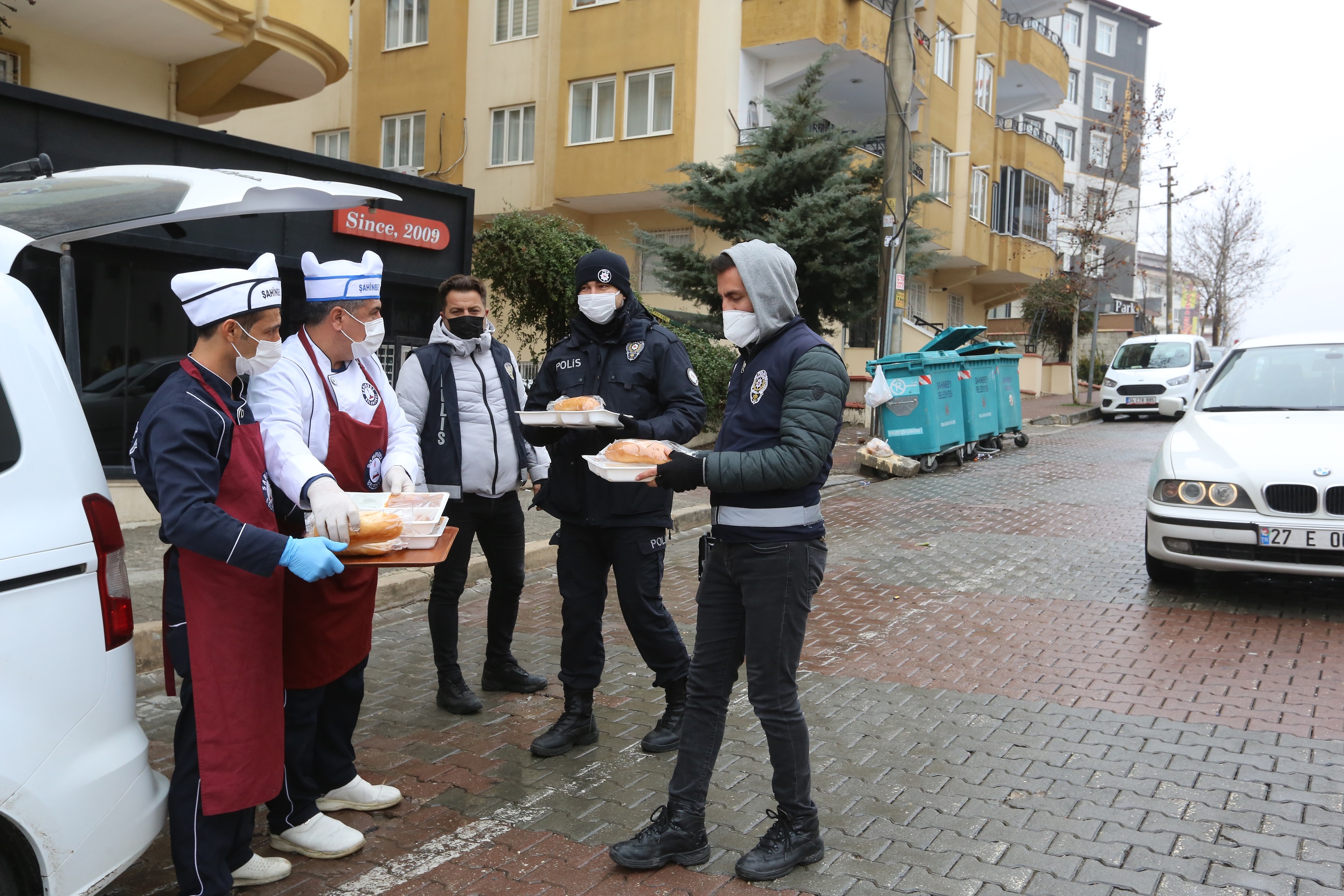 Belediyemizden G�rev Ba��ndaki Polislere S�cak Yemek �kram�