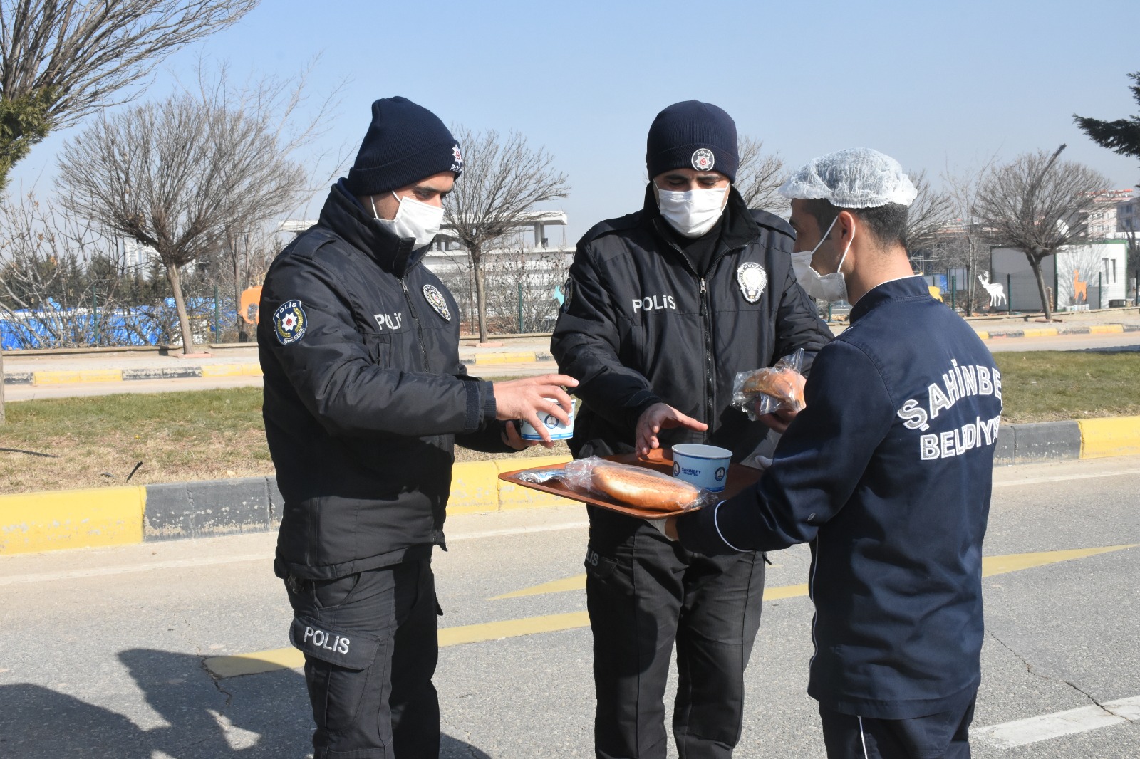Belediyemizden G�rev Ba��ndaki Polislere S�cak �orba �kram�