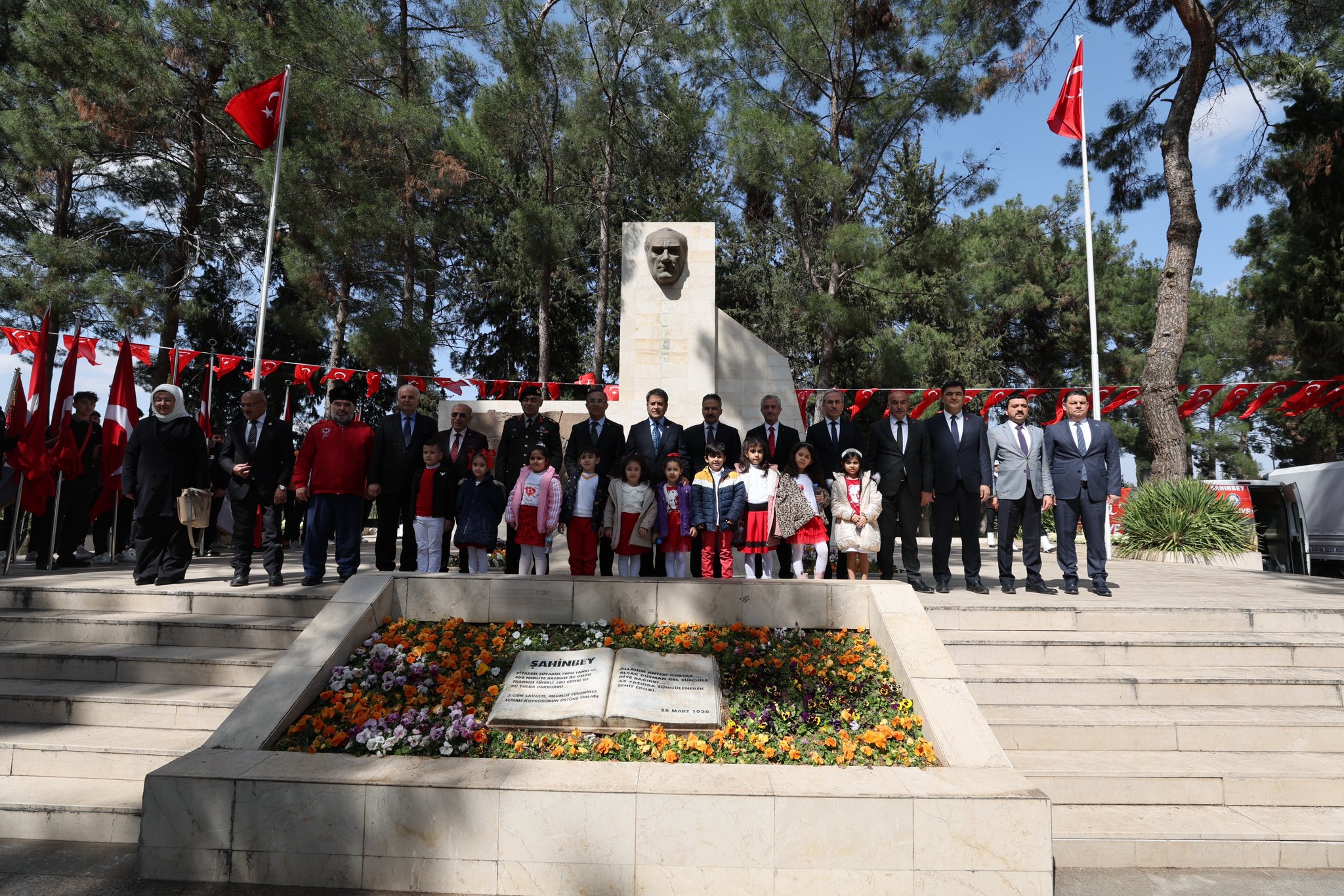 Kahraman �ahin Bey �ehit Edili�inin 104. Y�l�nda An�ld�