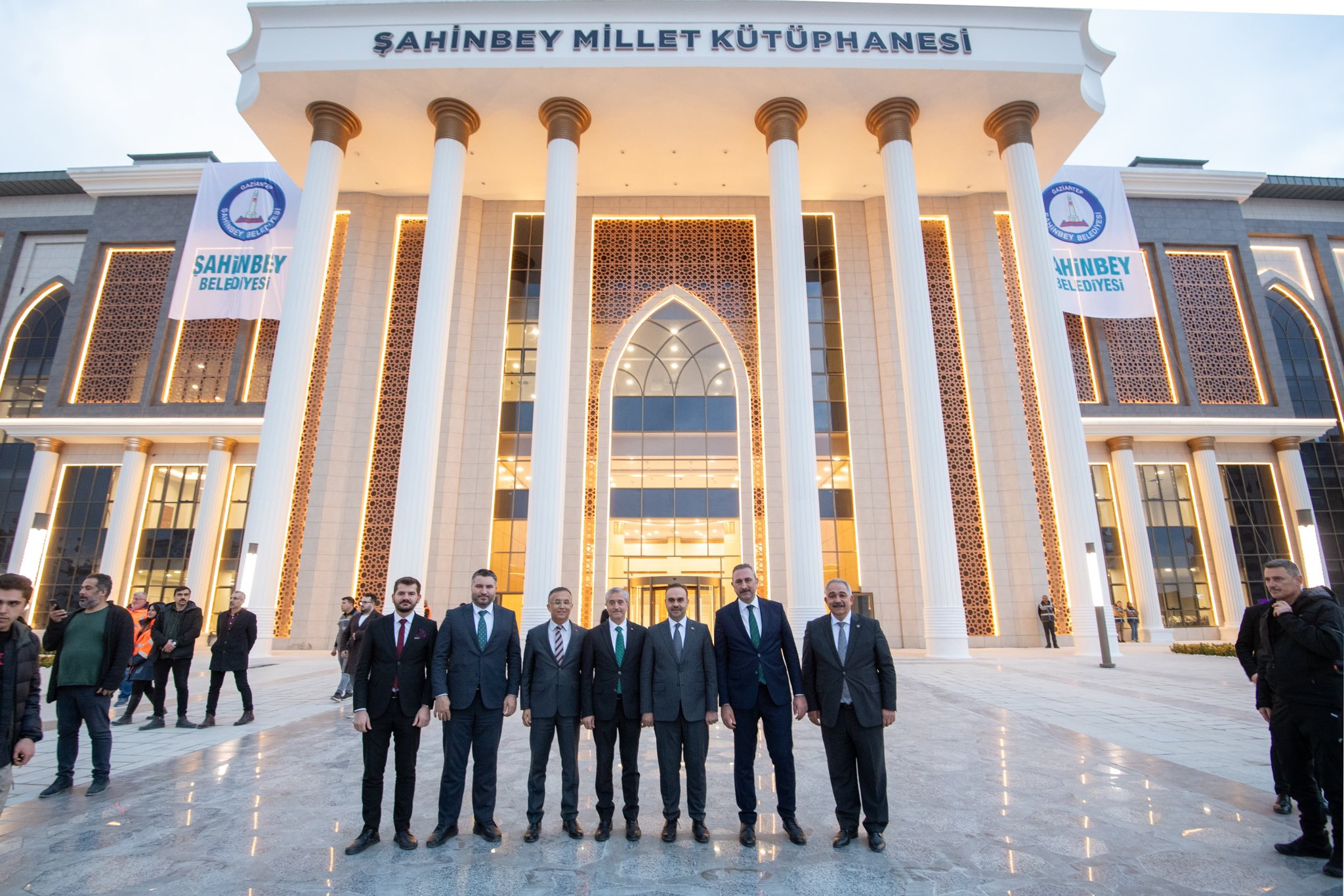 Bakan Kac�r�dan Belediyemizin Devasa Eserlerine Tam Not