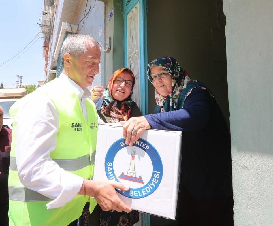 Belediyemiz Evinin �n�n� Temiz Tutan Vatanda�lar� �d�llendiriyor 